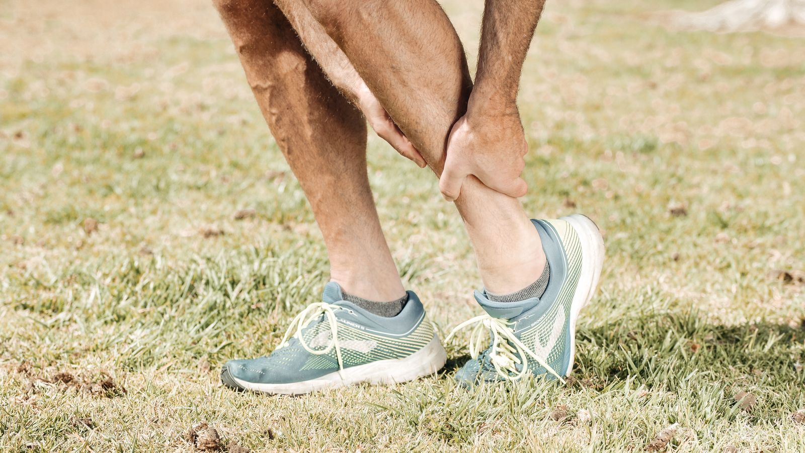 Corredor con dolor en el gemelo por una lesión muscular